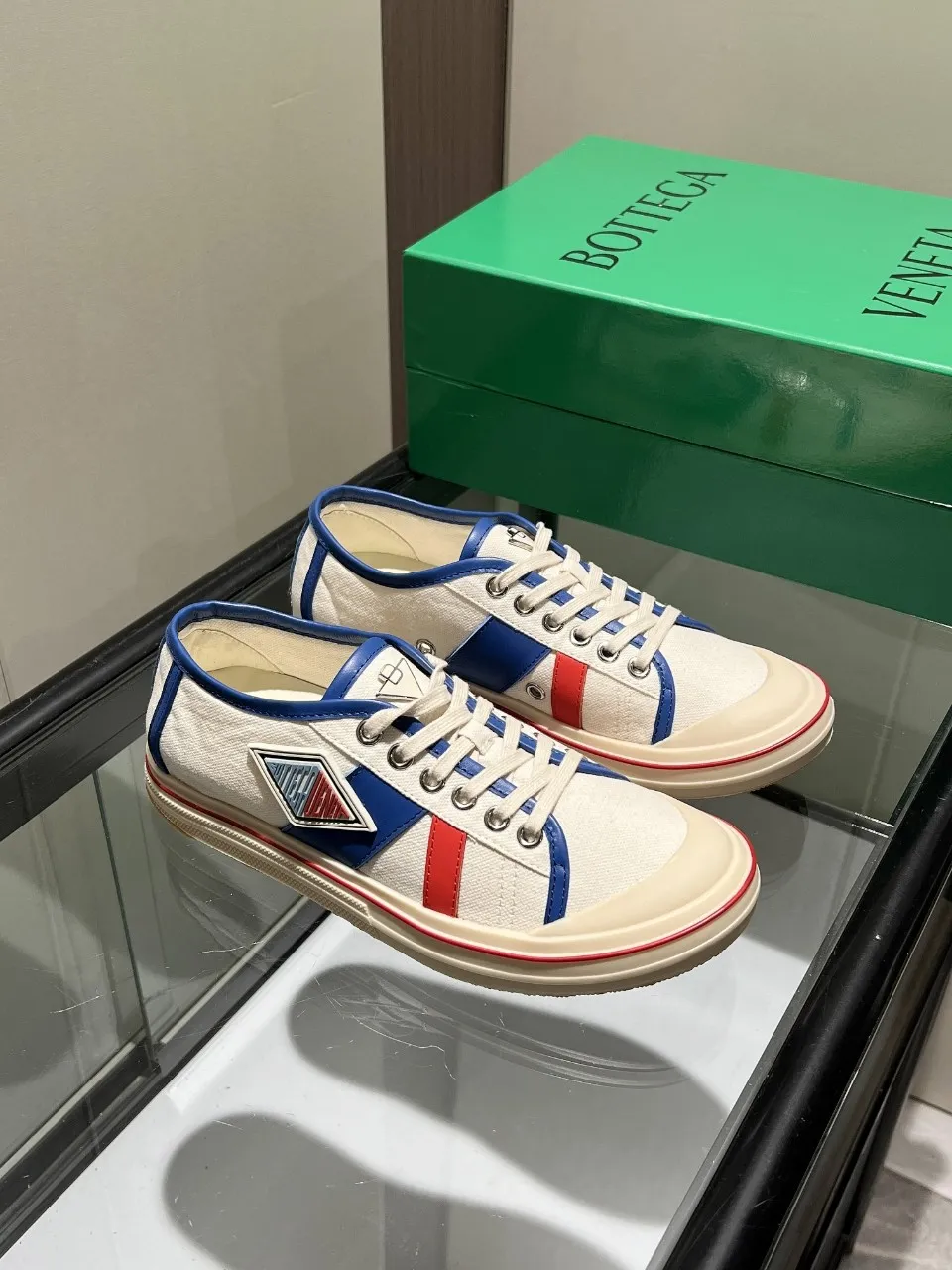 p518🐮🐮Bottega Veneta BV's latest Eliot series, retro basketball shoes, casual sports canvas shoes, become gods when they are launched! [Celebration] [Celebration] A 1:1 copy of the original version, [Fireworks] original material, [Fireworks] original color system, inspired by retro basketball sneakers, the color combination highlights youthful vitality, and perfectly interprets the theme of youth and childlike innocence. The details are also very particular. The summer canvas brings excellent durability and comfort. Designs such as calfskin trim, rubber toe caps and hand-painted retro red lines are full of retro feel. The round toe and convex sole add a modern feel and are suitable for various styles. Easily create a fashionable atmosphere. The upper foot is the focus...can be worn as a couple's shoes...each shoe has more taste and attitude! Fabric: Original customized high-density canvas + cowhide Lining: Original customized breathable canvas Insole: movable latex cowhide insole. Sole: original molded non-slip and wear-resistant TPU material. Sole thickness: 3cm. Size: women's size 35#-40#, men's size 39#-45#.